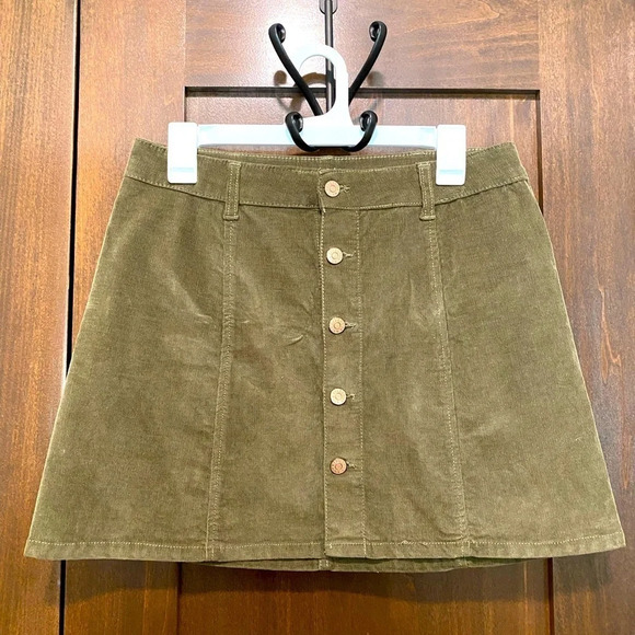 Celebrity Pink Dresses & Skirts - CELEBRITY PINK size 7 green corduroy mini skirt
